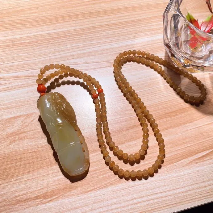 新疆和田玉且末糖节节高升。一鸣惊人挂件。尺寸58/20/10链子尺寸4重37克。玉质细腻油润。手推出油。佩戴高端典雅。