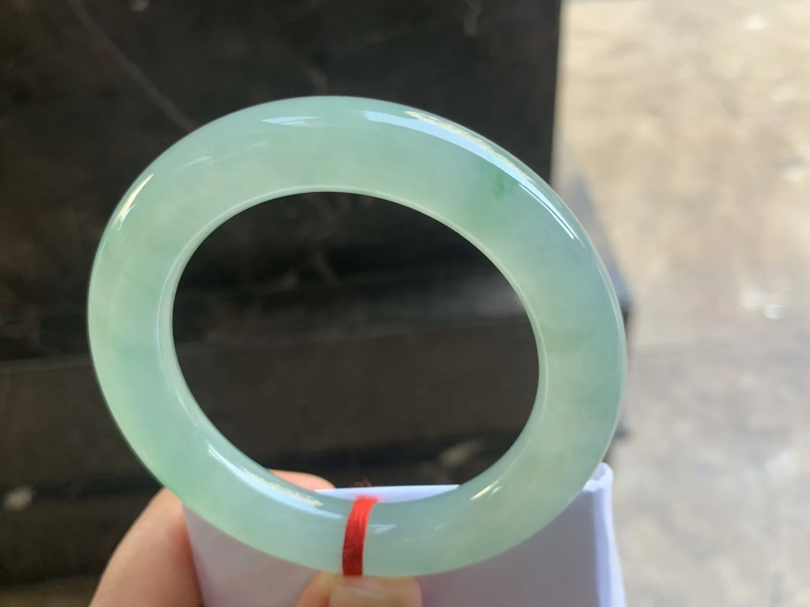 55.5-12mm
冰种晴水飘花圆条手镯 冰透莹润 起胶感