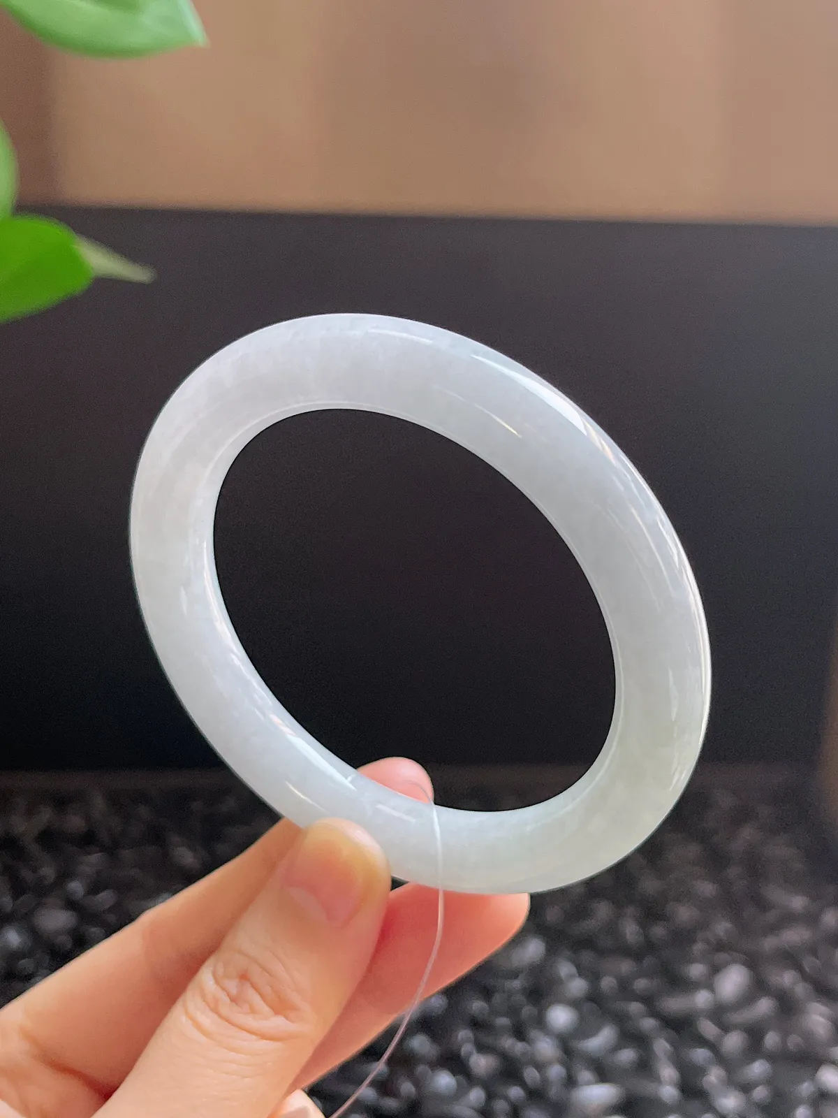 圆镯55.5圈口，翡翠糯化种白色手镯