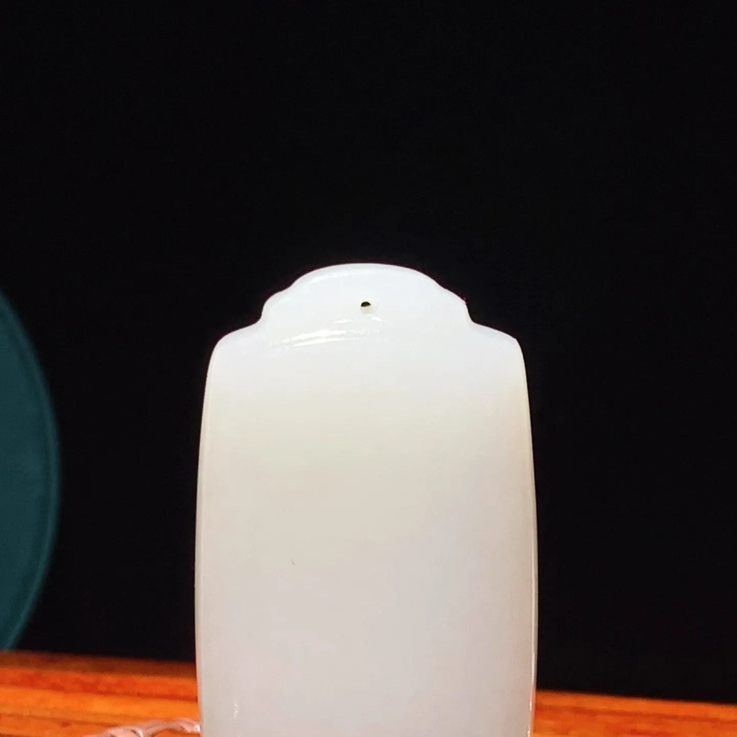 新疆和田玉羊脂白平安无事牌子挂件。尺寸54/31/13重49克 白度一级。无裂无杂 玉质细腻油润 底色纯净 脂粉好，品质好。lt250103