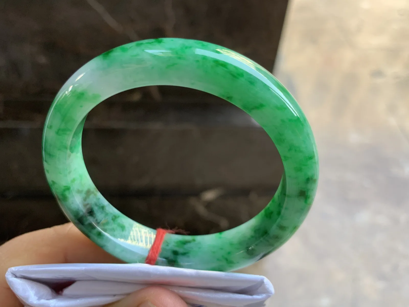 56-12.8-8.5mm
辣色手镯 颜色辣绿漂亮