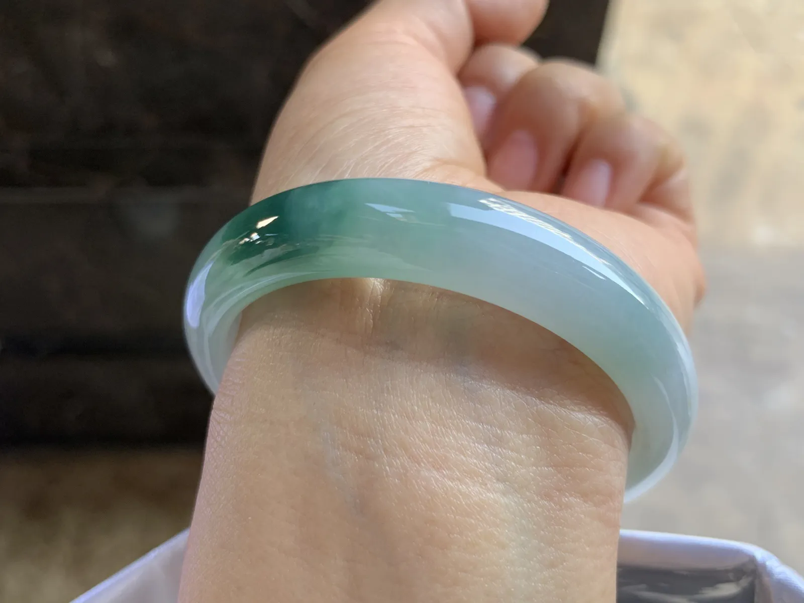 53-12-7.2mm
糯冰飘花手镯 底子细腻干净 清爽