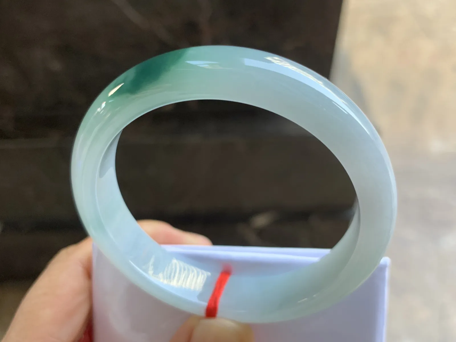 53-12-7.2mm
糯冰飘花手镯 底子细腻干净 清爽