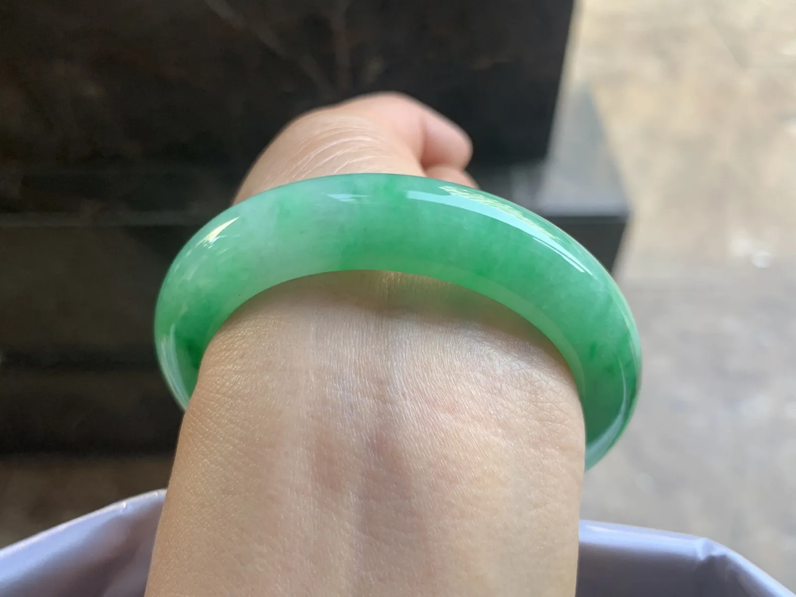 52-11.3-9.2mm
满色手镯 底子细腻 颜色漂亮 推荐