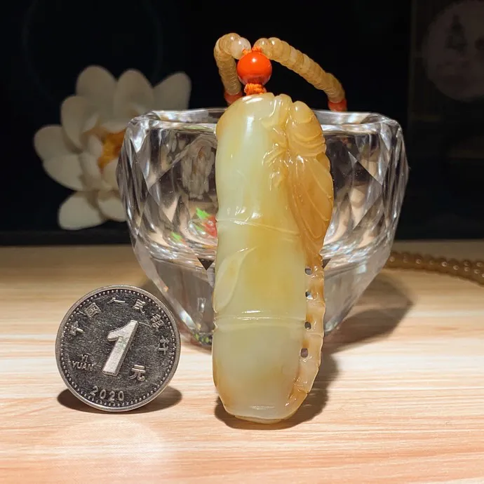 新疆和田玉且末糖节节高升。一鸣惊人挂件。尺寸58/20/10链子尺寸4重37克。玉质细腻油润。手推出油。佩戴高端典雅。