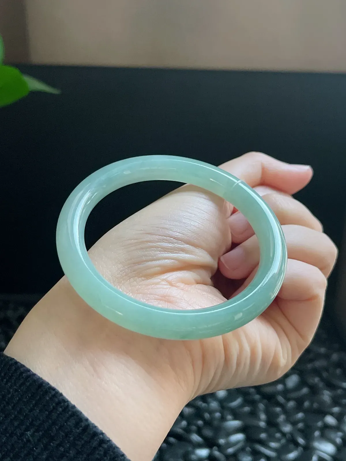 圆镯56.5圈口，翡翠冰糯种绿色手镯