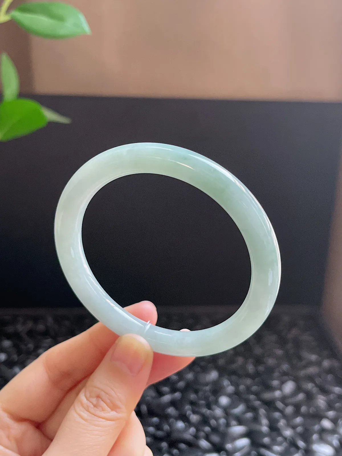 圆镯56圈口，翡翠糯化种浅绿色手镯