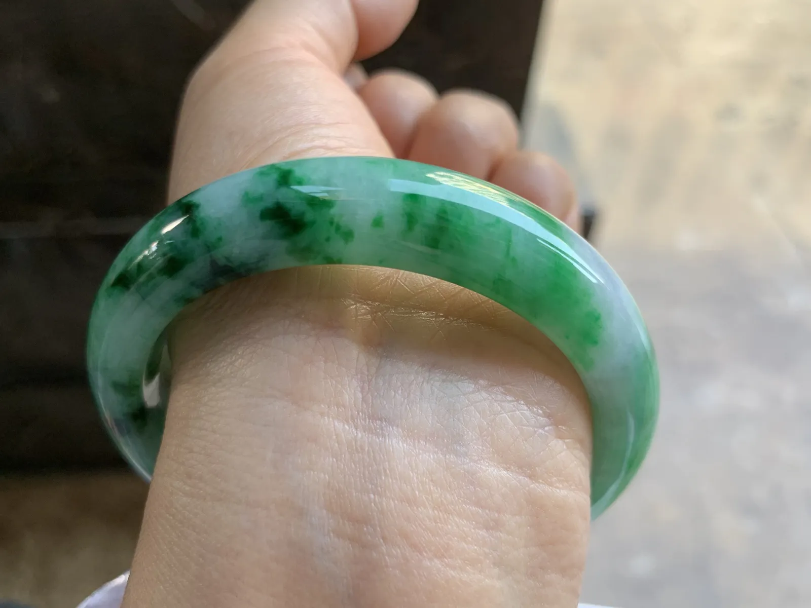 56-12.8-8.5mm
辣色手镯 颜色辣绿漂亮