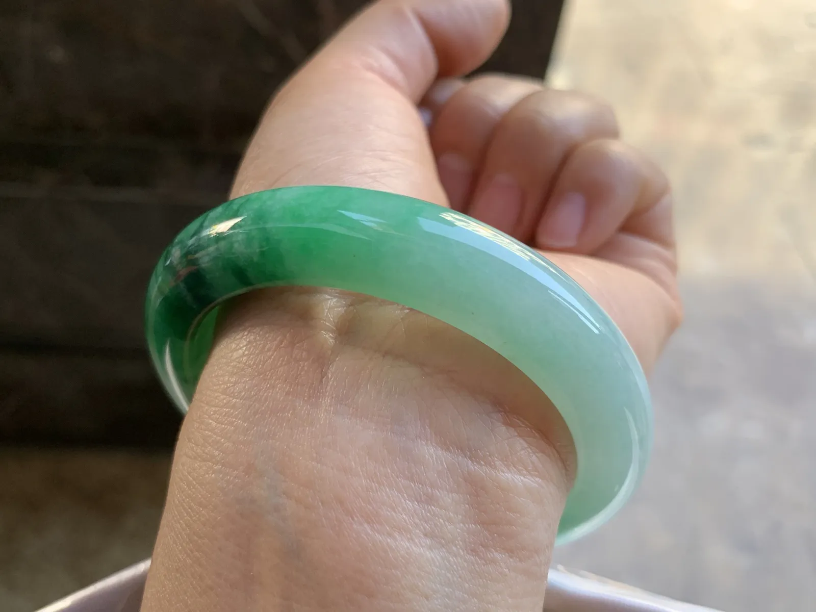 55-12.3-8.8mm
带色手镯 底子细腻 颜色辣绿 推荐