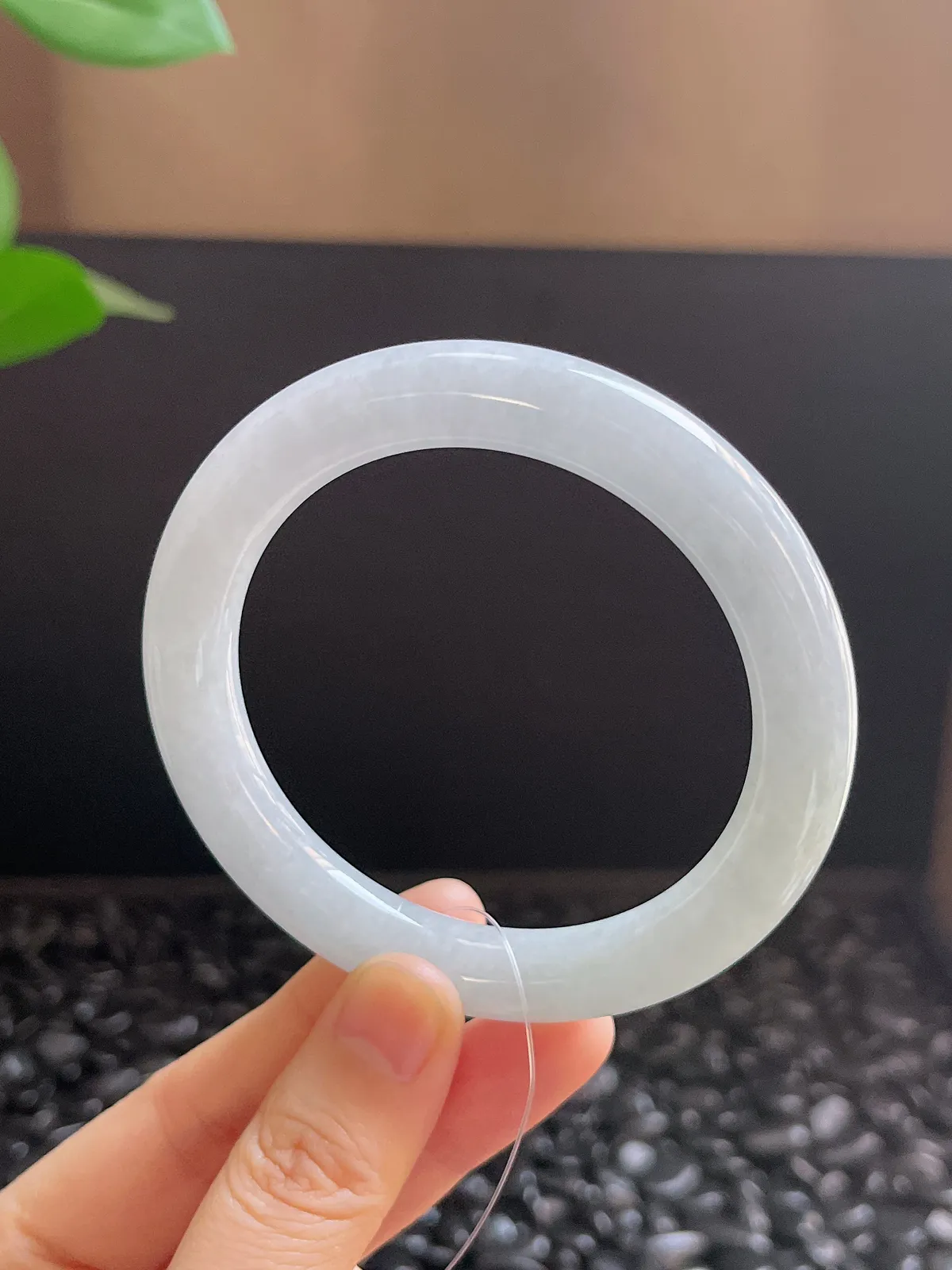 圆镯55.5圈口，翡翠糯化种白色手镯