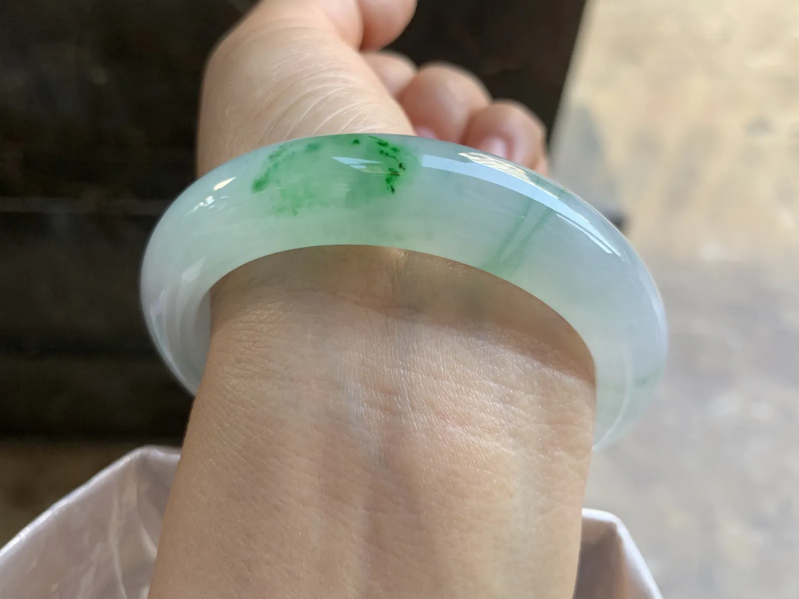 55.5-12.7-9mm
冰种飘绿手镯 水润光泽 花色漂亮