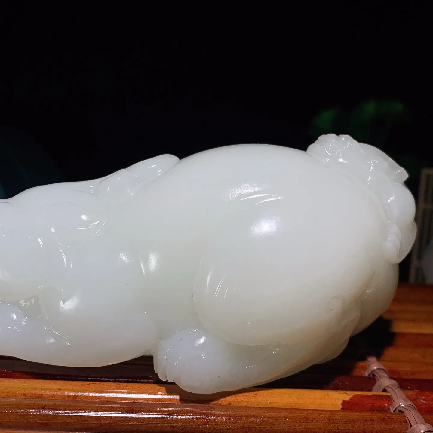 新疆和田玉羊脂白招财进宝携子上朝貔貅摆件。尺寸116/58/59重549.5克 无裂无杂 玉质细腻油润 底色纯净 脂粉好，品质好。lt250103
