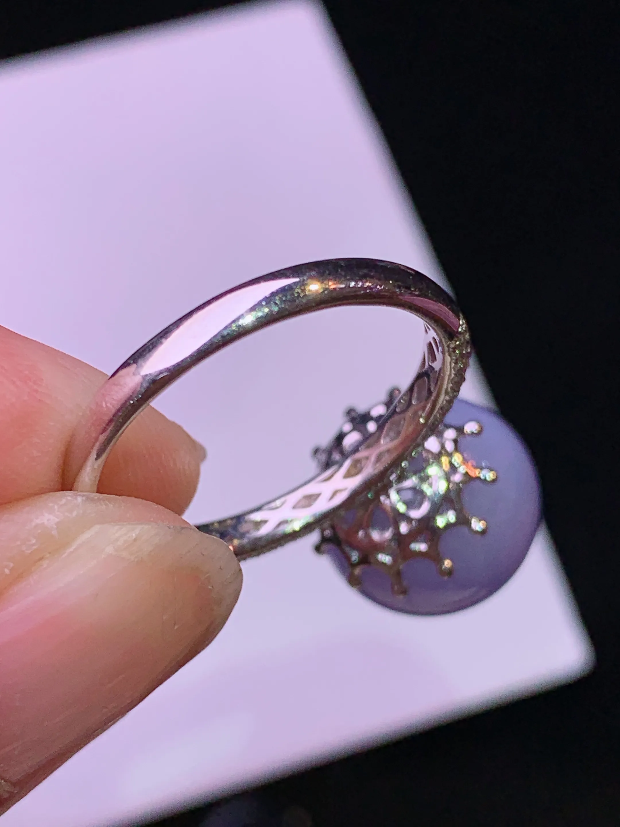 18k金钻镶嵌紫罗兰圆珠戒指 玉质细腻 色泽清新艳丽 圈口14.5 整体尺寸11.8