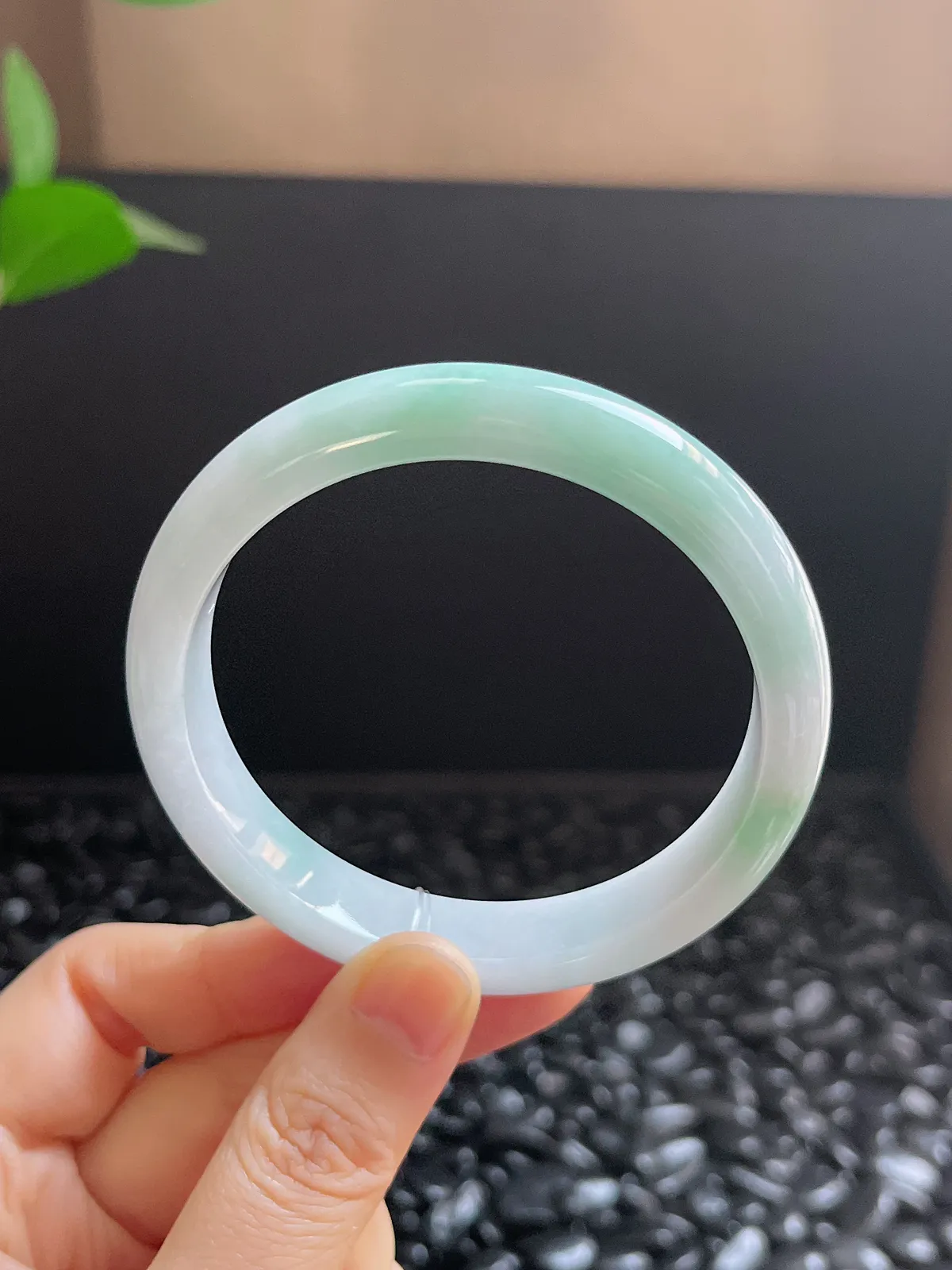 正圈57.6圈口，翡翠糯化种浅绿色手镯