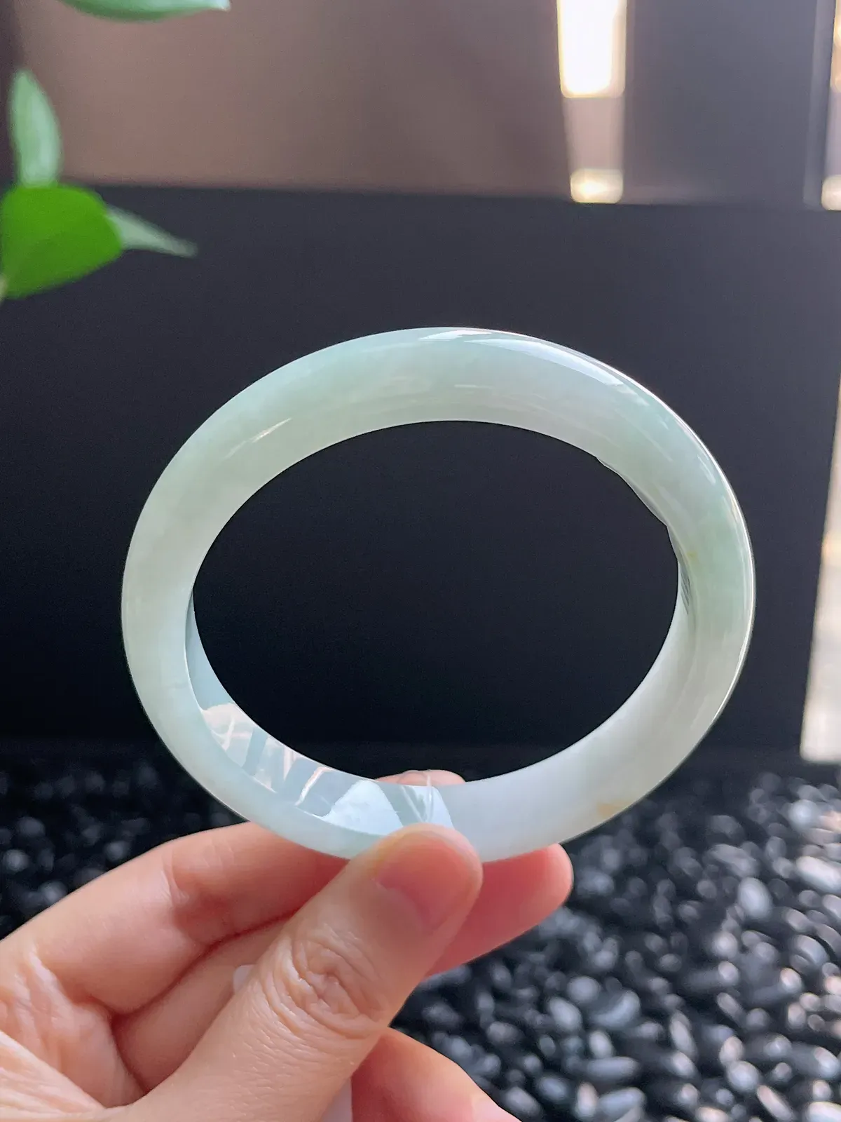 正圈60圈口，翡翠冰糯种飘绿手镯