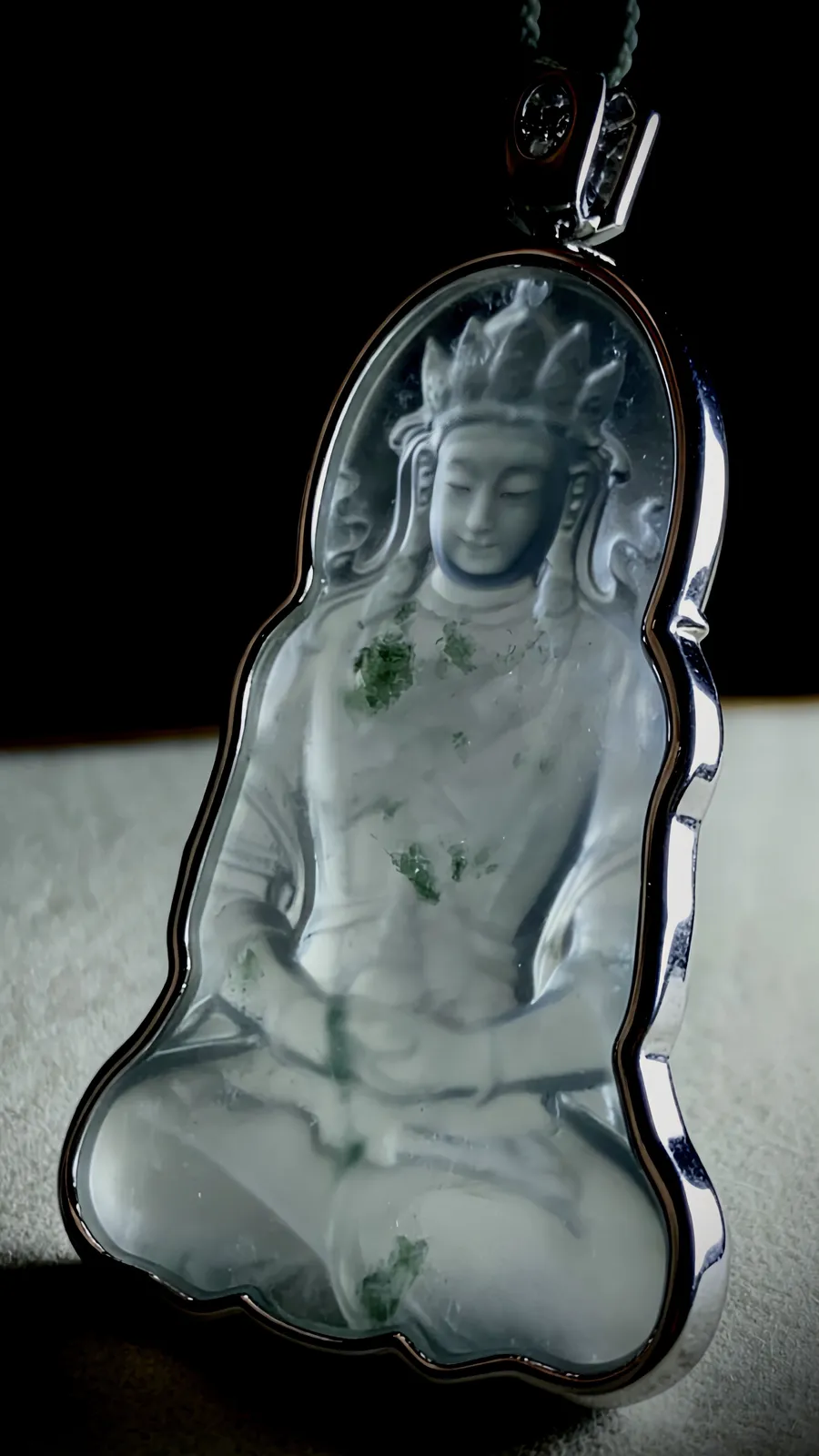 【慈悲无量】。
翡翠度母菩萨，莹润冰透，飘花藏禅意，
法相端庄，眉眼含慈，静坐似纳天地清宁。藏玉之灵秀，蕴之慈悲，福慧绵长。
山海玉雕艺术雕刻，
作品裸石61-42.2-5.2mm，整体71-42.2-7mm，
33.53g，18K金，南非钻，