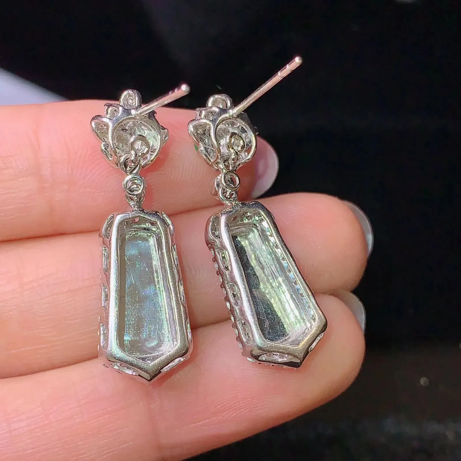 18k金钻镶嵌黄翡无事牌耳坠 玉质细腻 色泽艳丽  整体尺寸30.2*9.5*6.6