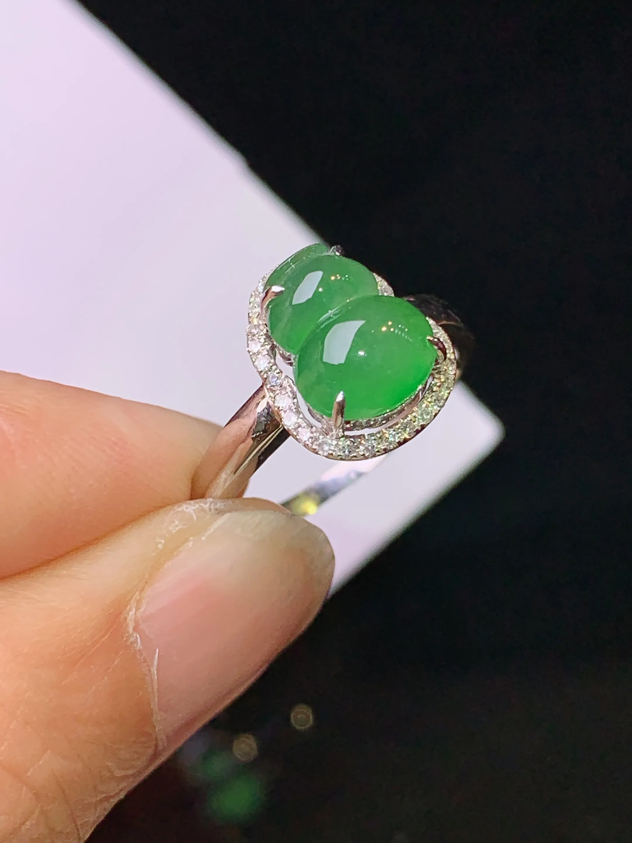 18k金钻镶嵌翠绿葫芦戒指 玉质细腻 色泽清新艳丽 圈口13 整体尺寸11.7*9.7*7.8
