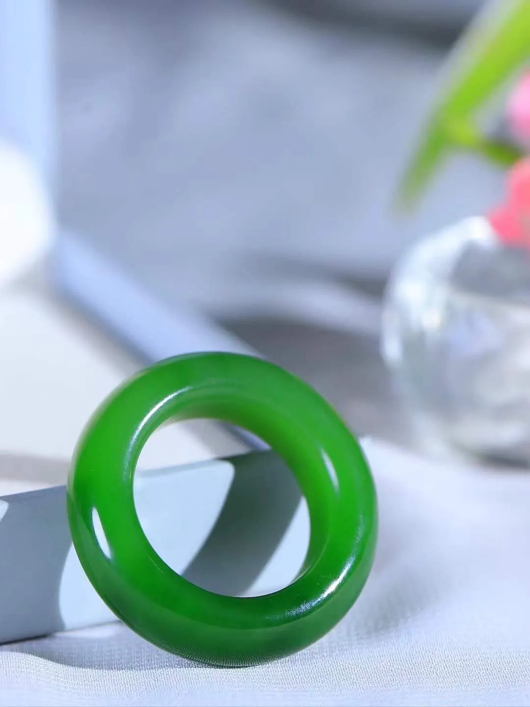 【玉见倾心.戒指】

精品和田玉碧玉戒指 玉质细腻温润，油性十足。几经花落去，无可奈流年。如果我是一株小菊花，那一定会开在你必经的路旁，努力绽放最美的花蕾，只为等待你惊鸿一瞥的温柔。重12克 尺寸20.8-9-6.5mm  7810380A