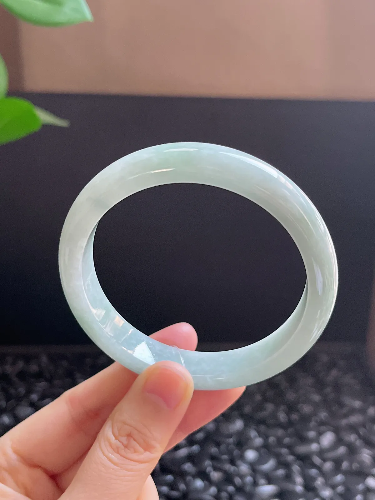 正圈58.3圈口，翡翠糯化种淡绿色手镯