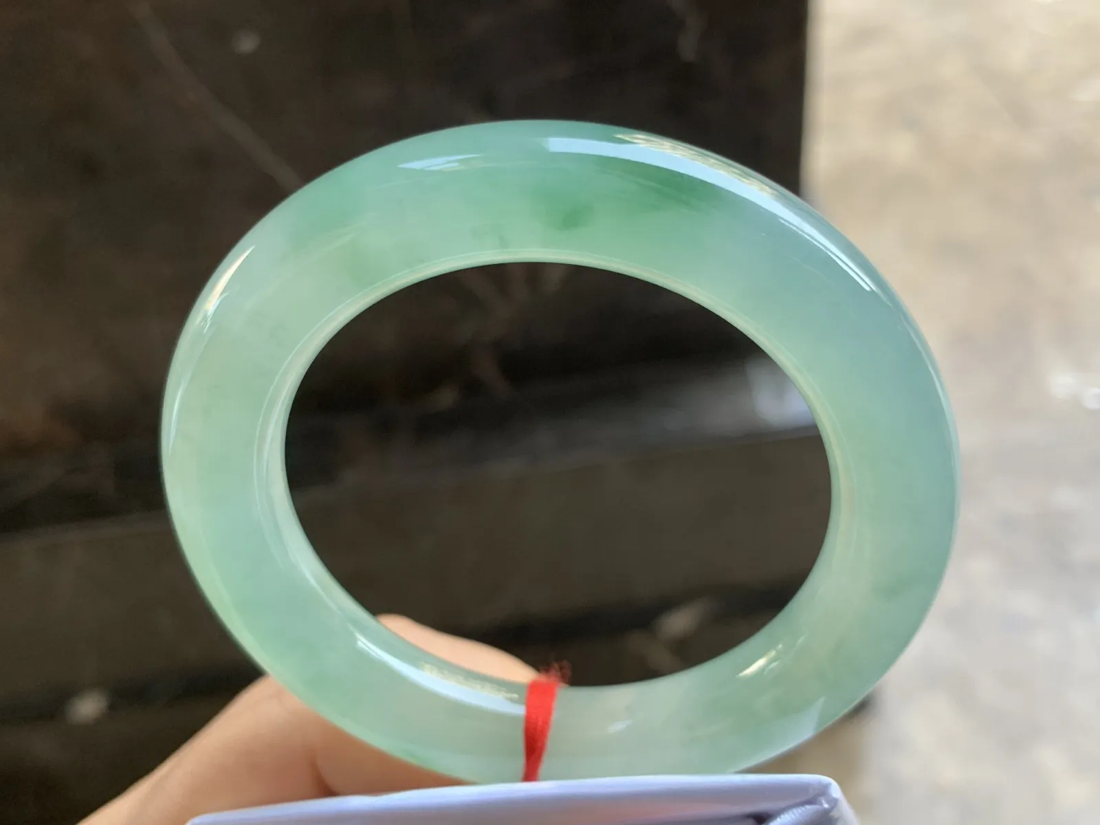 56-12mm
冰种晴水飘花圆条手镯 冰透莹润 起胶感 条形优秀 大气