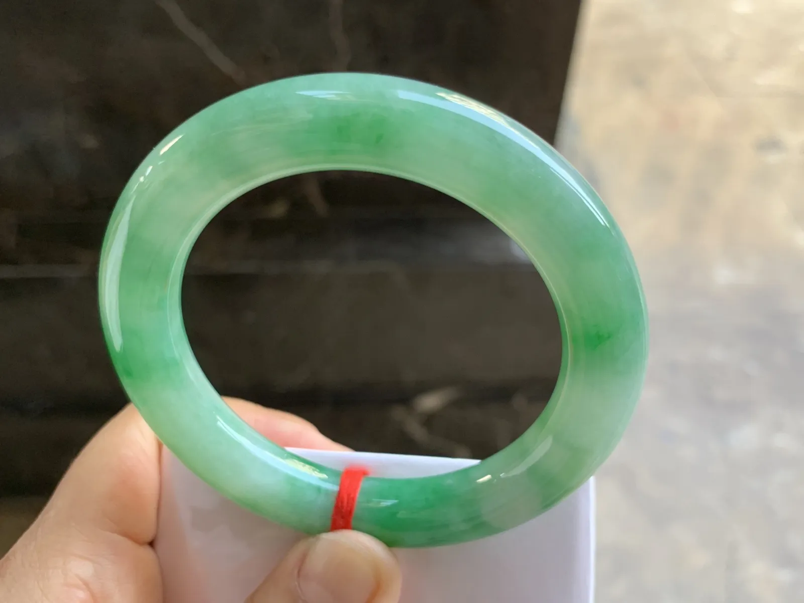 55-11mm
满色圆条手镯 底子细腻 颜色辣绿