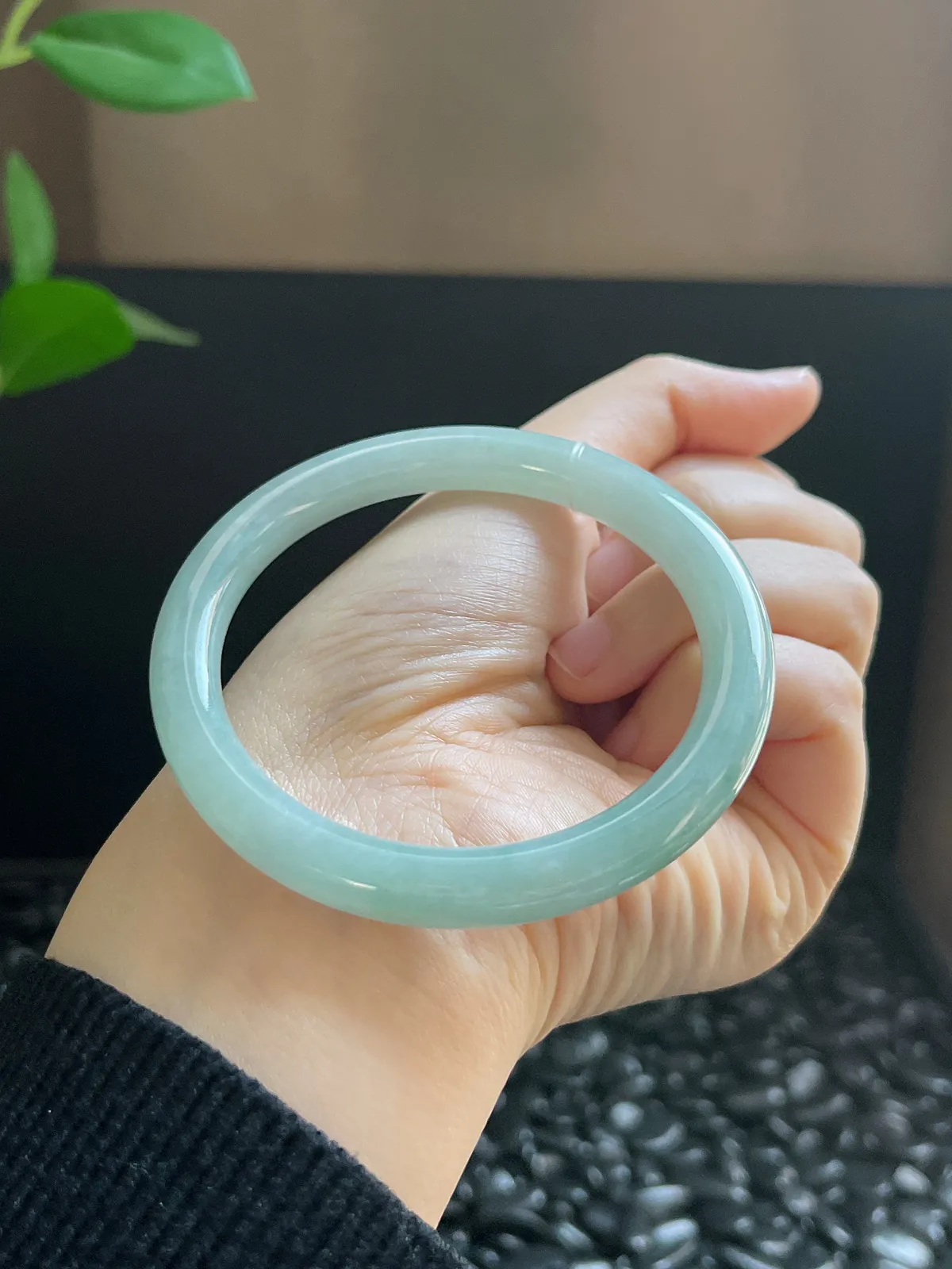 圆镯56圈口，翡翠糯化种浅绿色手镯