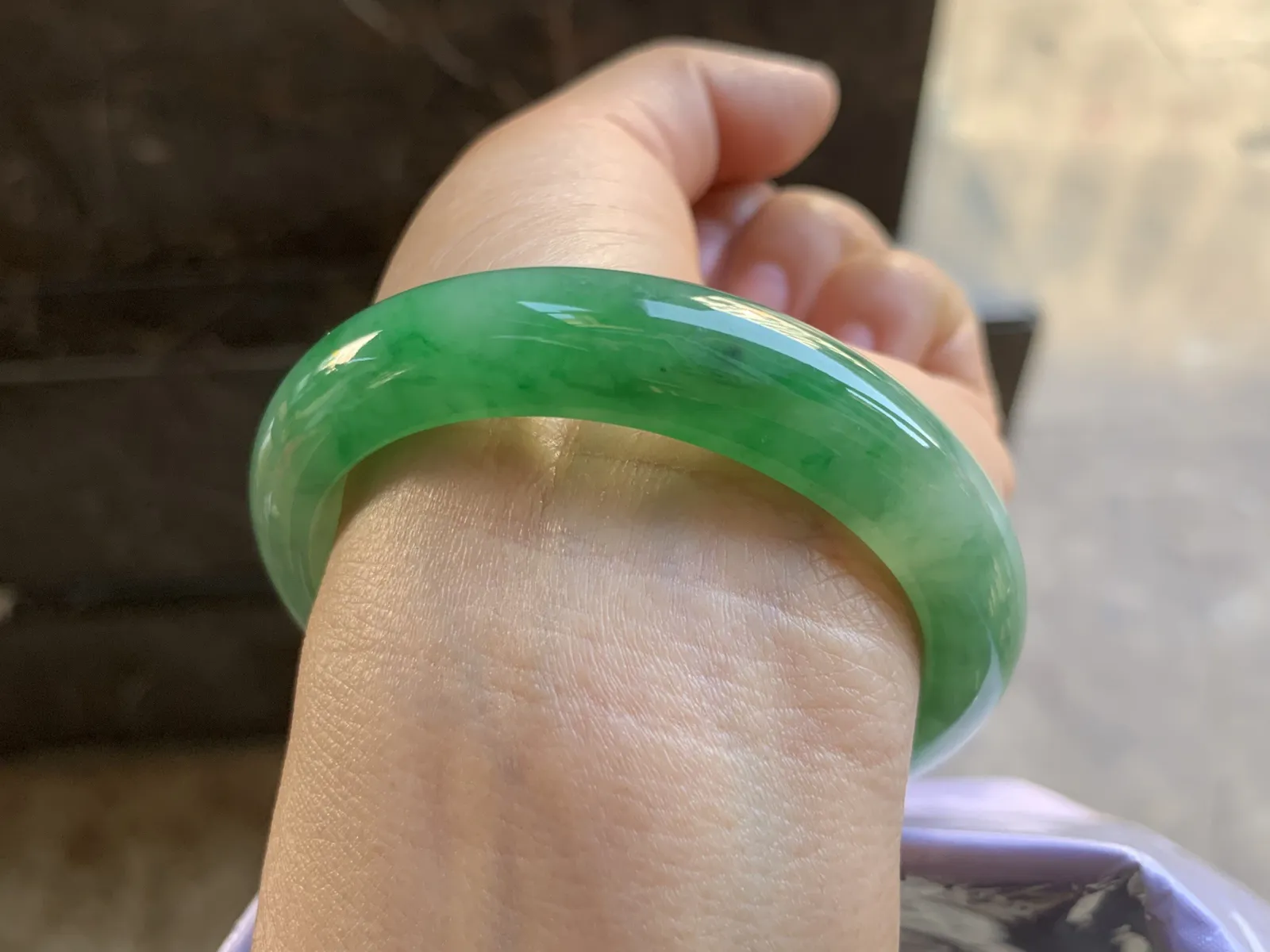 53.5-12.2-8.3mm
带色手镯 底子细腻 颜色辣绿