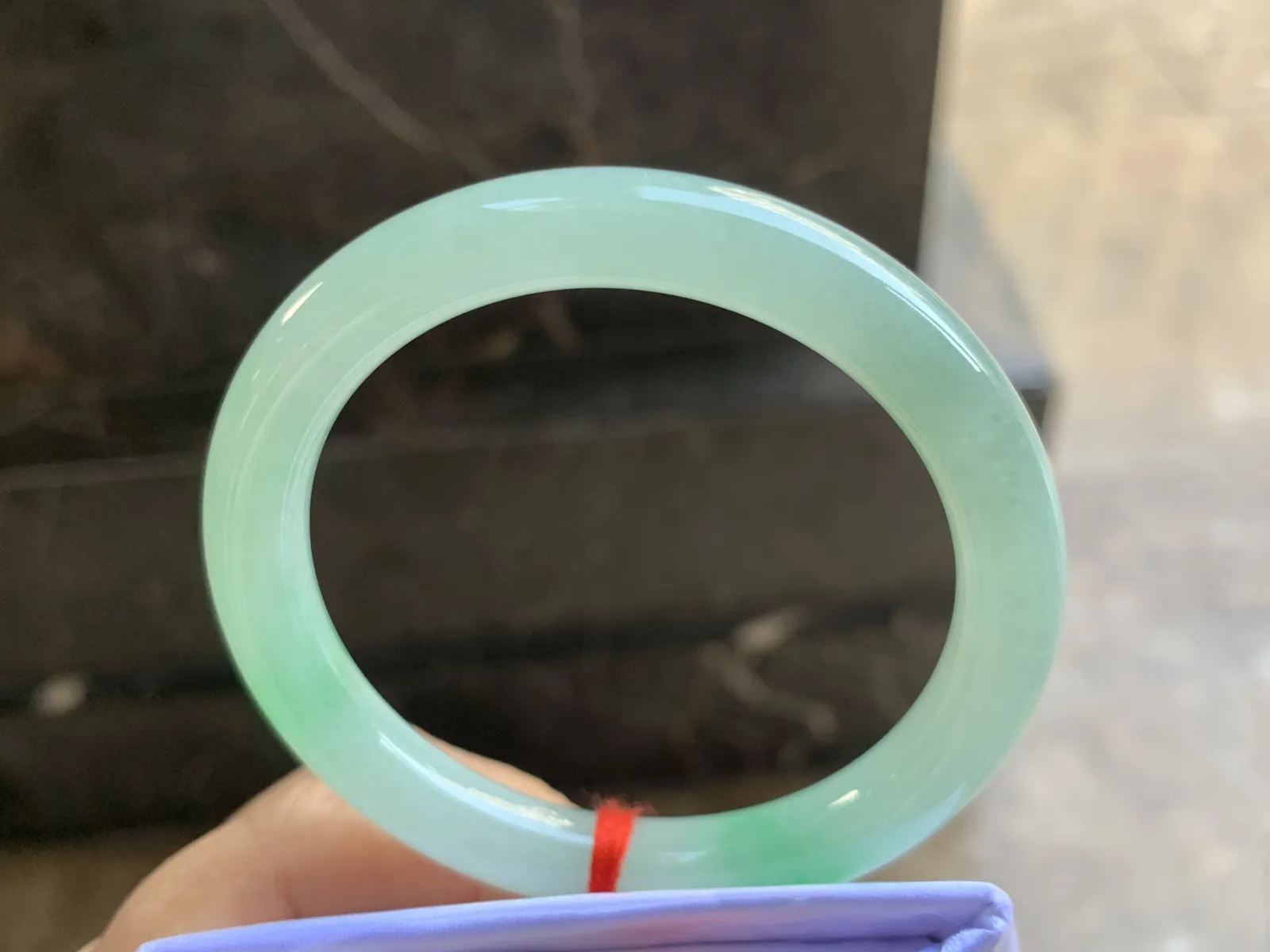 53-8.7mm
冰种带色圆条手镯 水润光泽 颜色漂亮