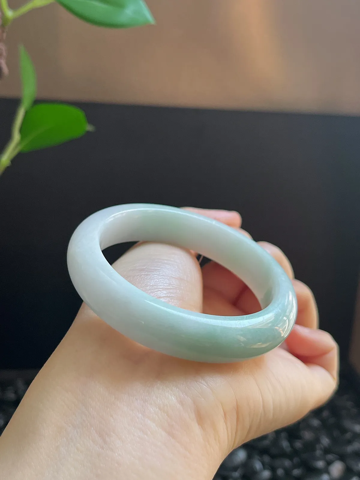 正圈51.6圈口，翡翠糯化种淡绿色手镯