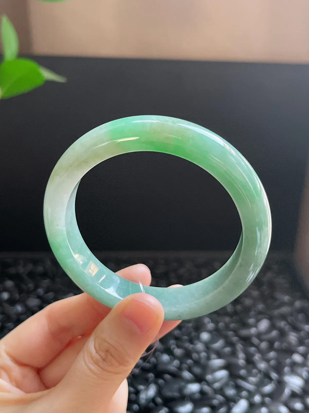 正圈55.6圈口，翡翠糯化种淡绿色手镯