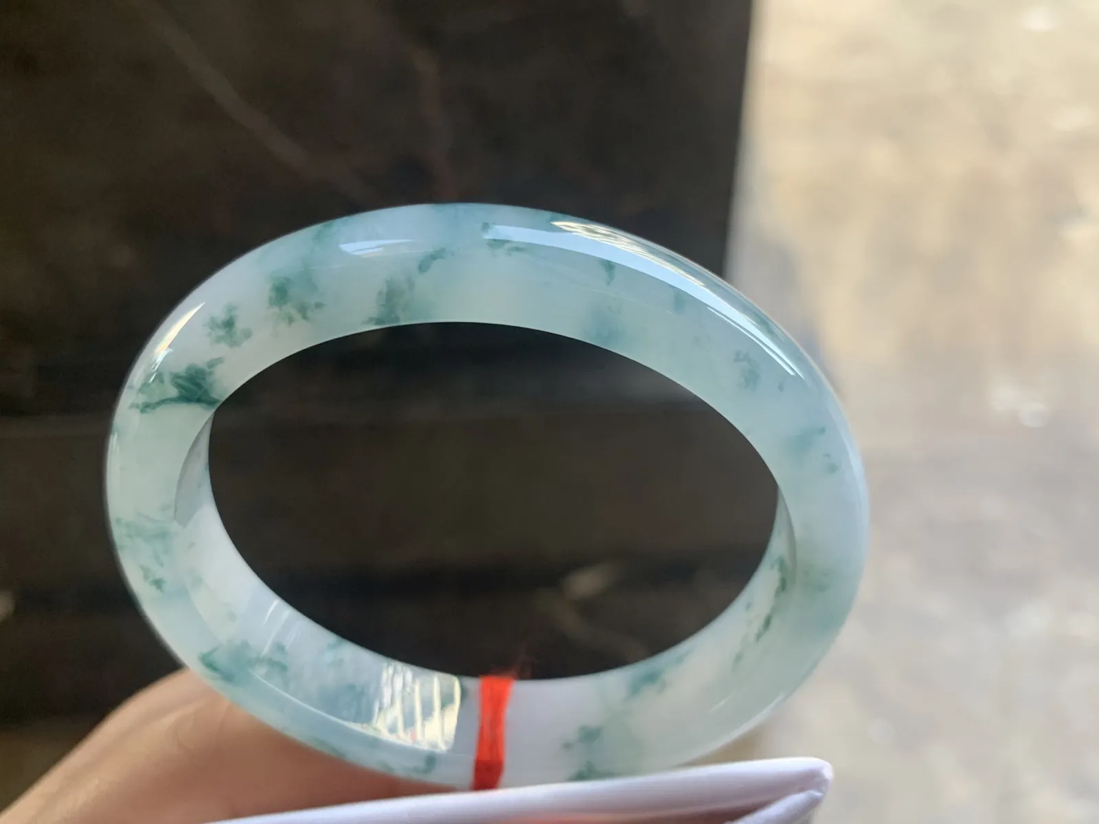 57-12.7-7.7mm
冰种飘花贵妃手镯 水润光泽 碎花点缀