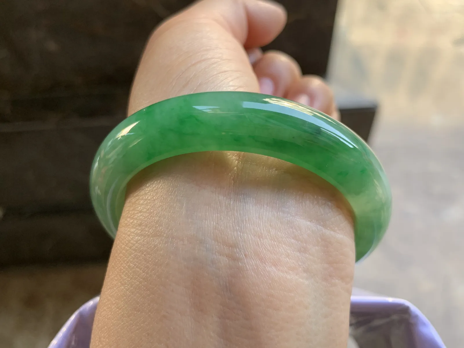 53.5-12.2-8.3mm
带色手镯 底子细腻 颜色辣绿