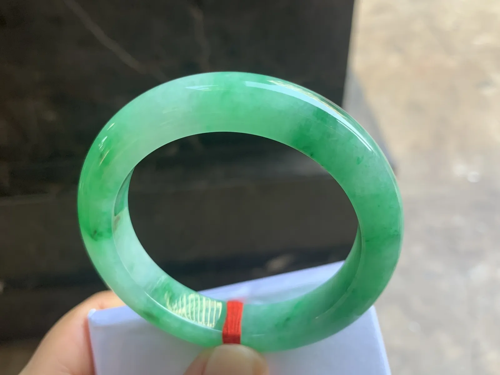 52-11.3-9.2mm
满色手镯 底子细腻 颜色漂亮 推荐