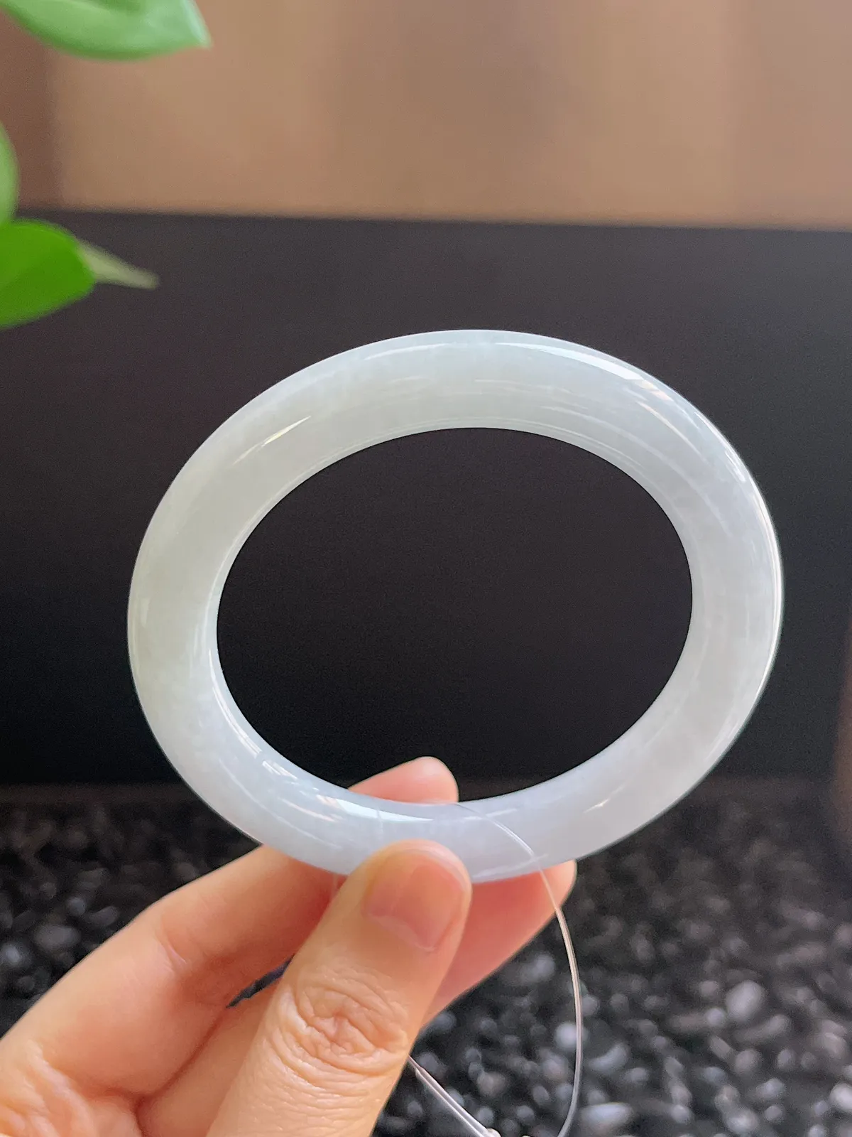 圆镯55.5圈口，翡翠糯化种白色手镯