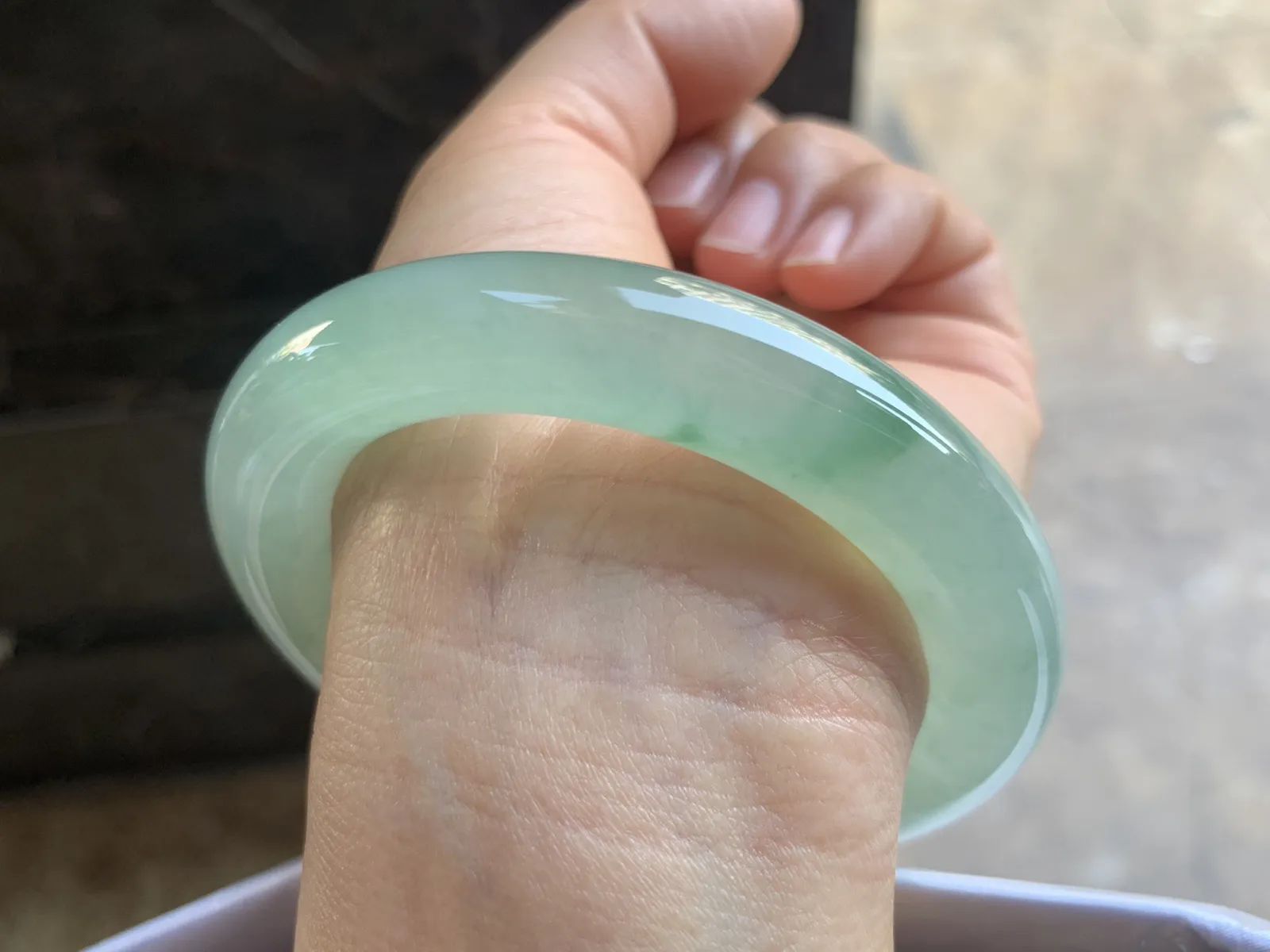 55.5-12mm
冰种晴水飘花圆条手镯 冰透莹润 起胶感