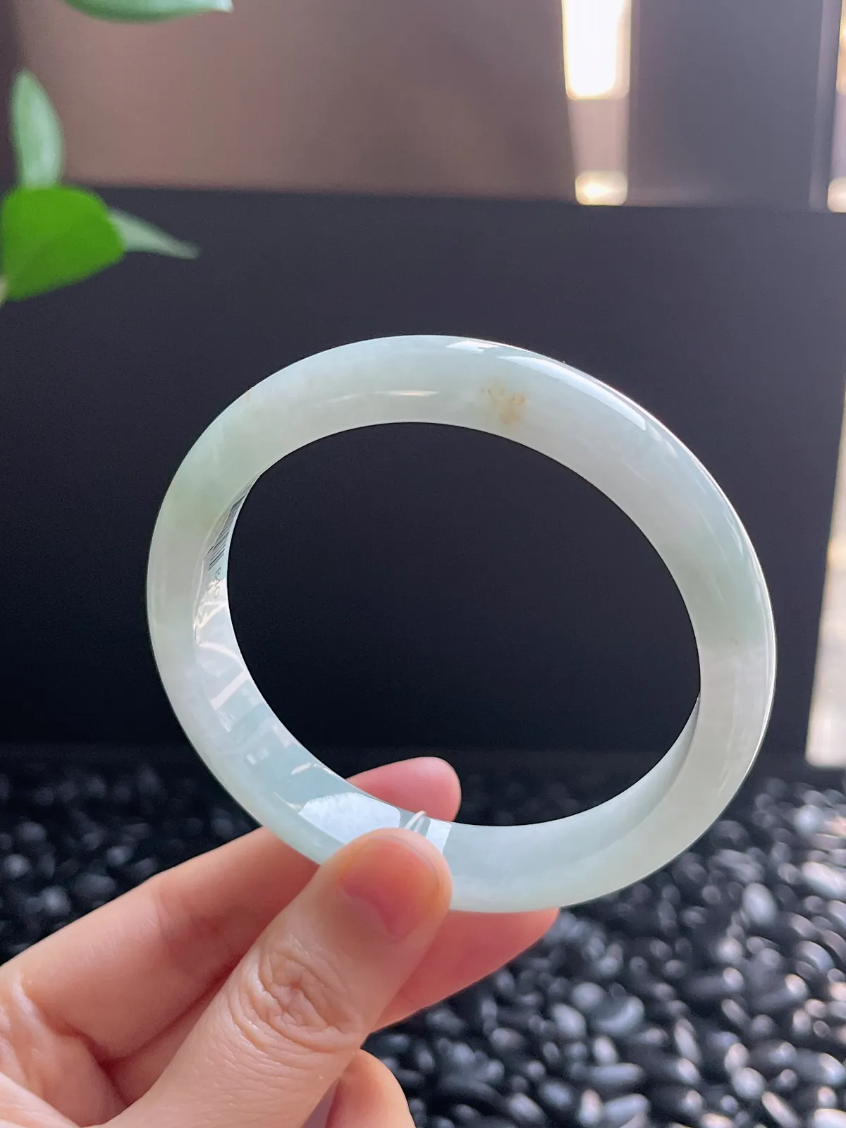 正圈60圈口，翡翠冰糯种飘绿手镯