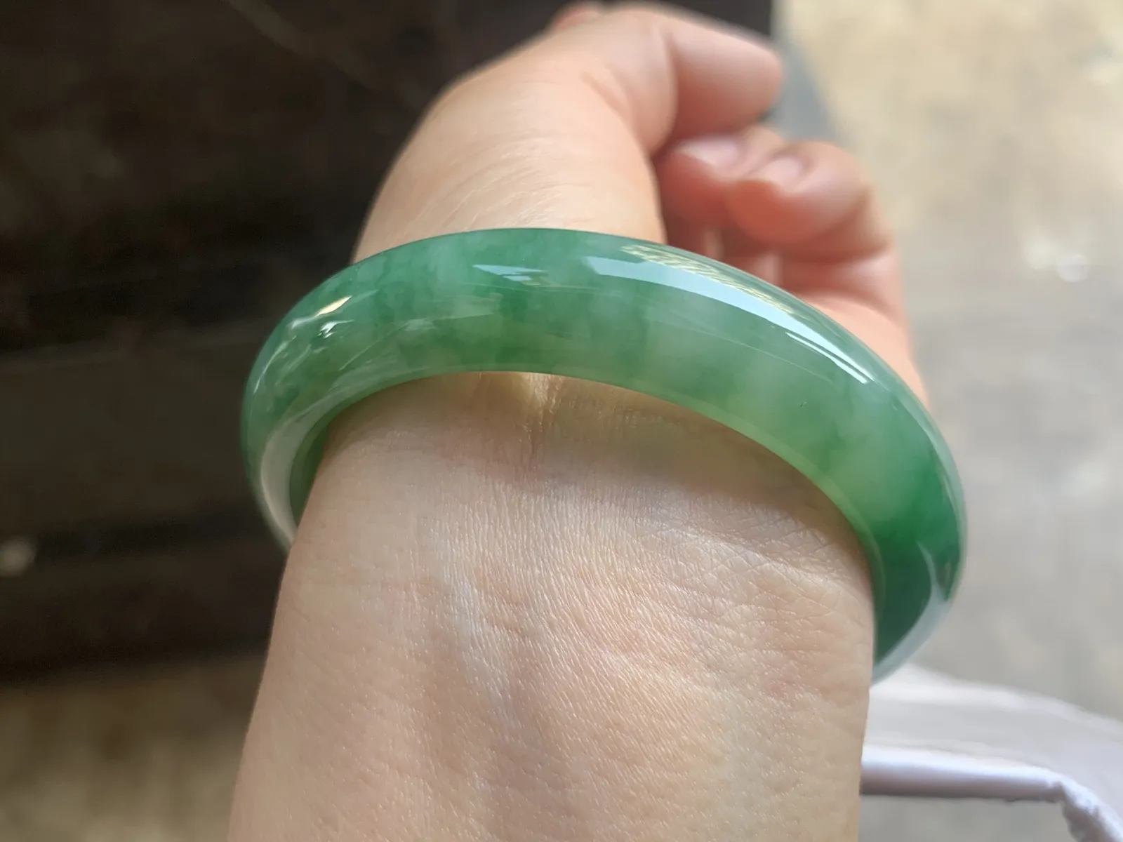 53-12.2-7.7mm
满色手镯 底子细腻 颜色浓郁辣绿