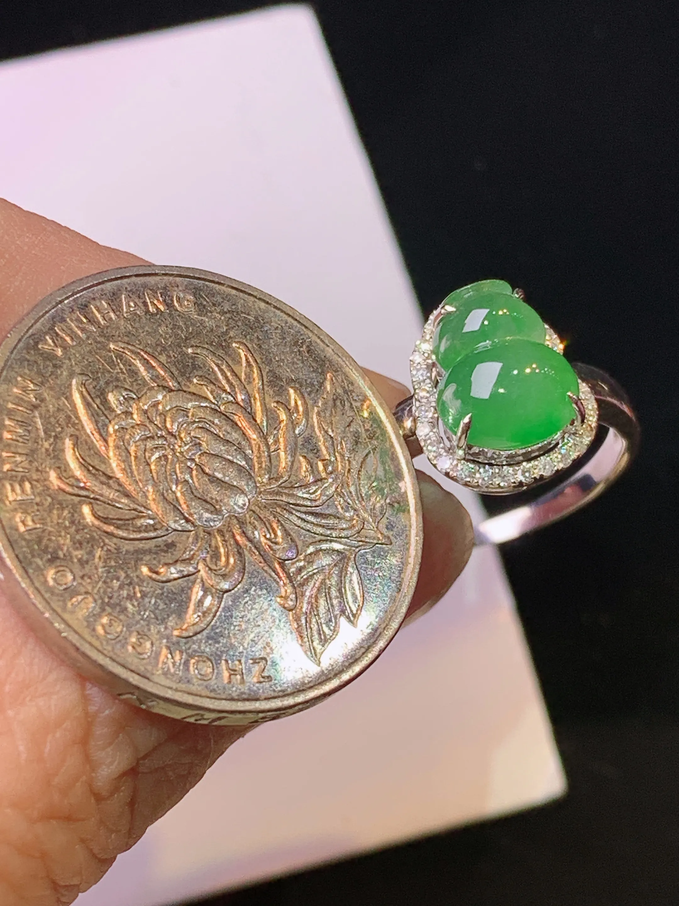 18k金钻镶嵌翠绿葫芦戒指 玉质细腻 色泽清新艳丽 圈口13 整体尺寸11.7*9.7*7.8