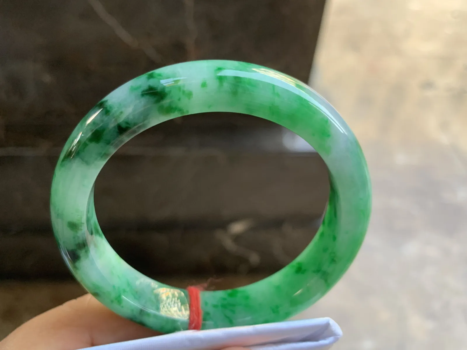 56-12.8-8.5mm
辣色手镯 颜色辣绿漂亮