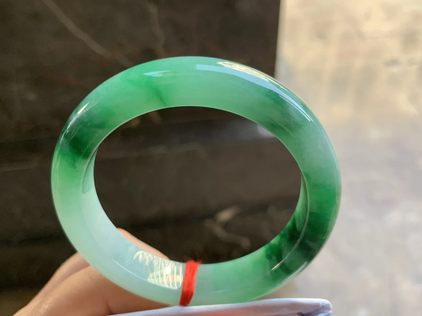 55-12.3-8.8mm
带色手镯 底子细腻 颜色辣绿 推荐