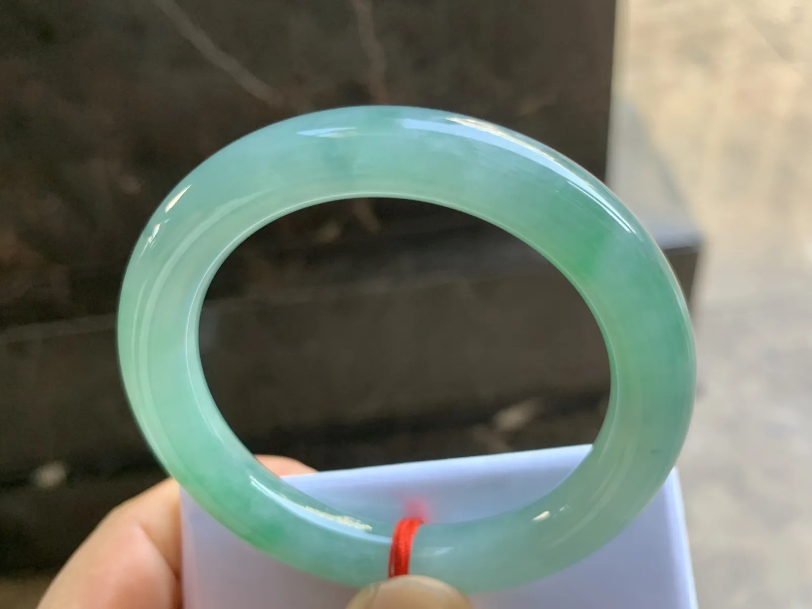 51.5-9.8mm
带色手镯 底子细腻 颜色漂亮 水润