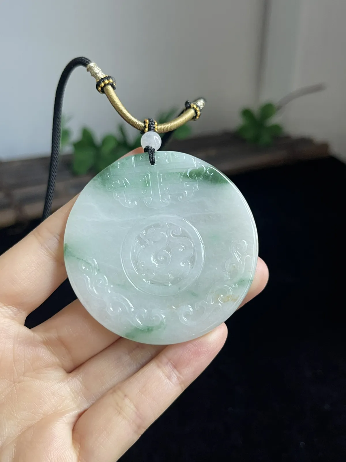 翡翠糯化种飘绿吊坠，配珠未测