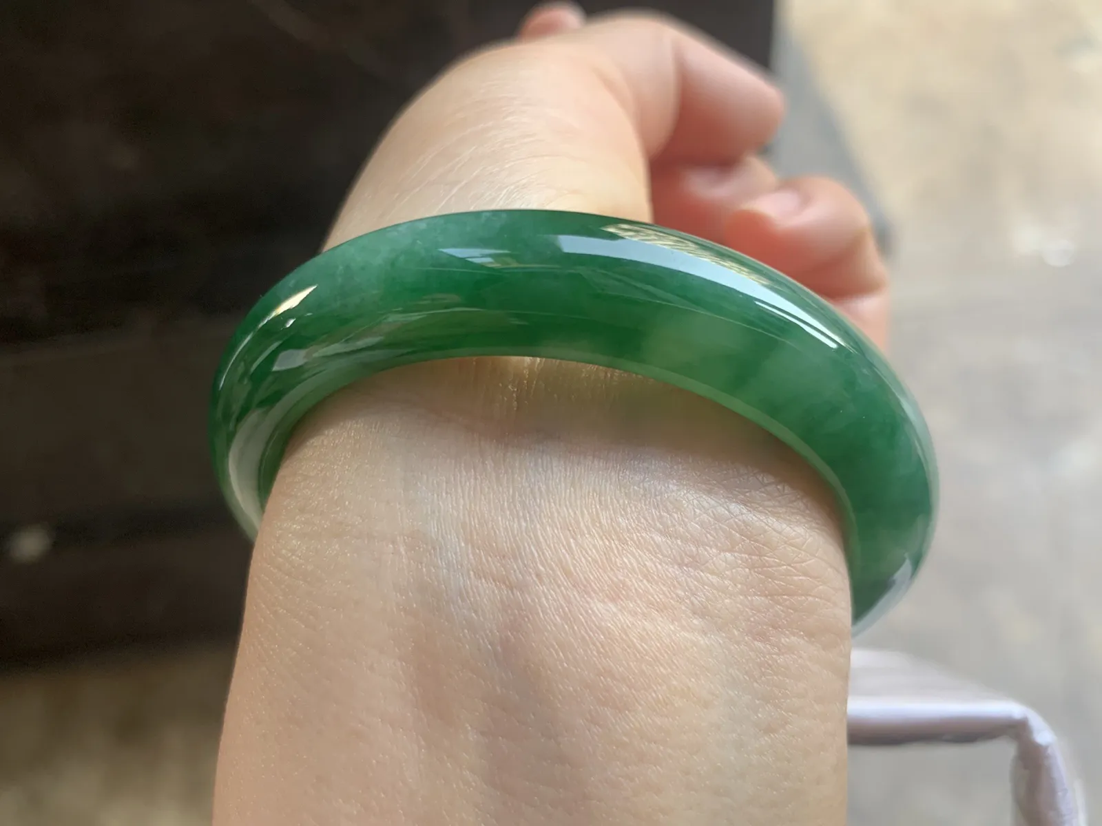 53-12.2-7.7mm
满色手镯 底子细腻 颜色浓郁辣绿