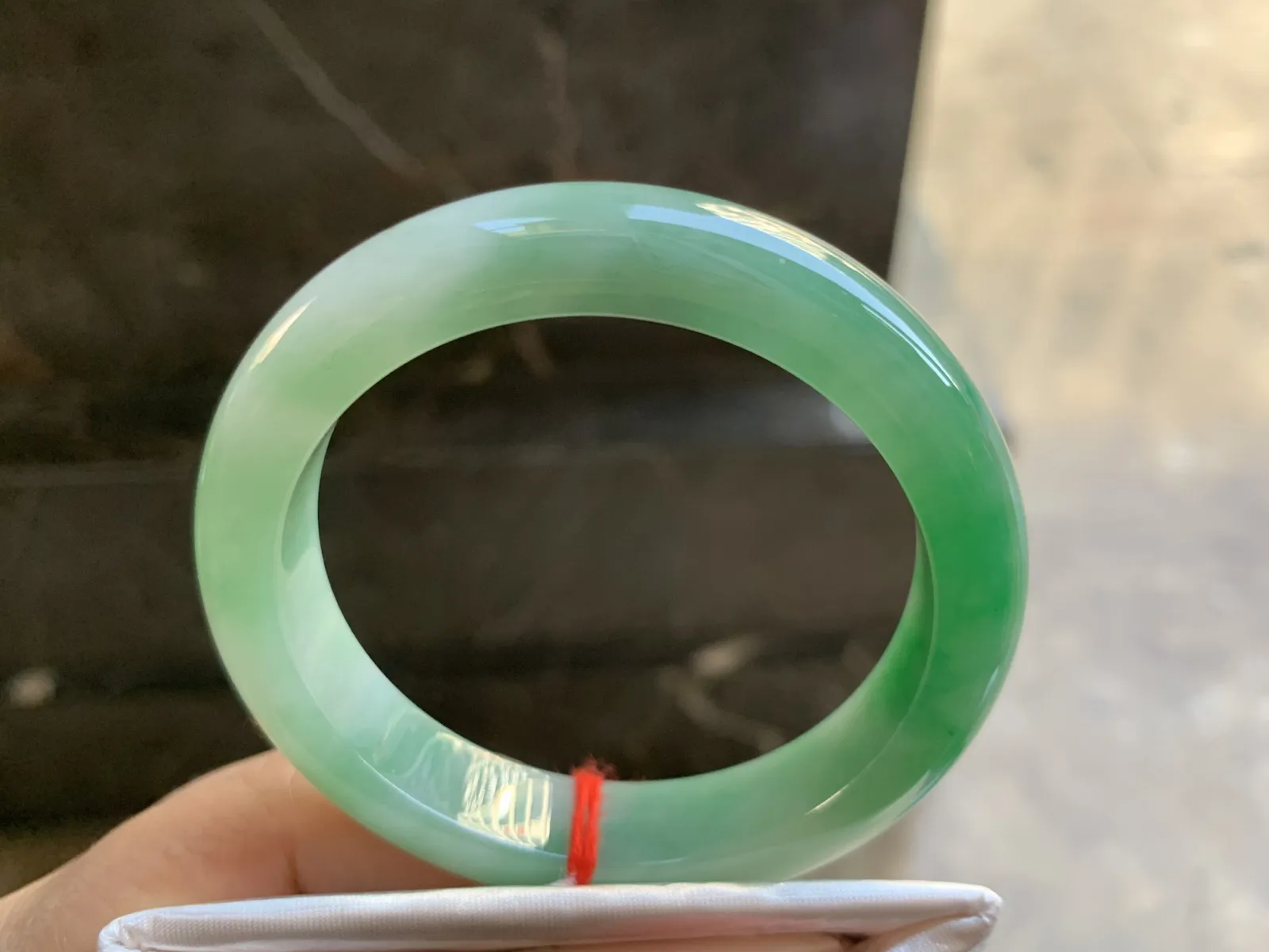 53-12-8.7mm
带色手镯 底子细腻 颜色辣绿