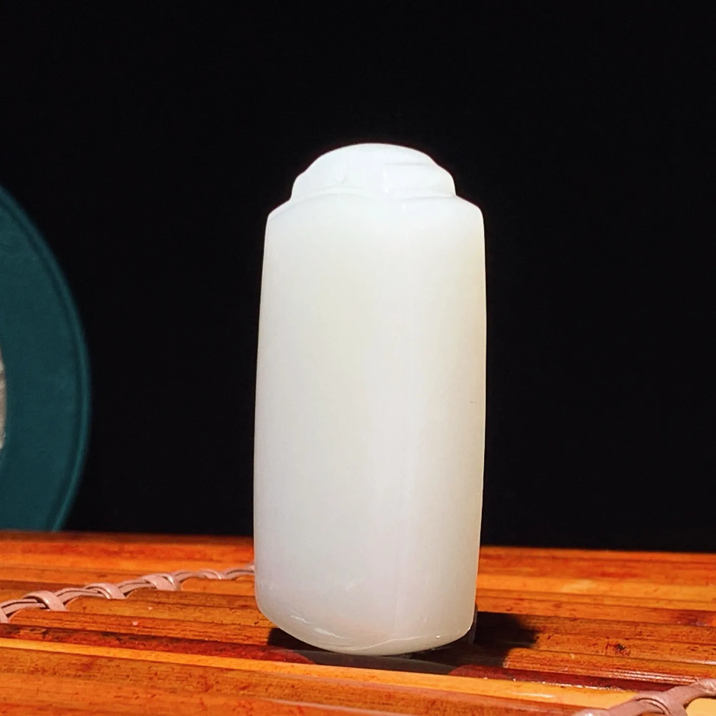 新疆和田玉羊脂白平安无事牌子挂件。尺寸54/31/13重49克 白度一级。无裂无杂 玉质细腻油润 底色纯净 脂粉好，品质好。lt250103