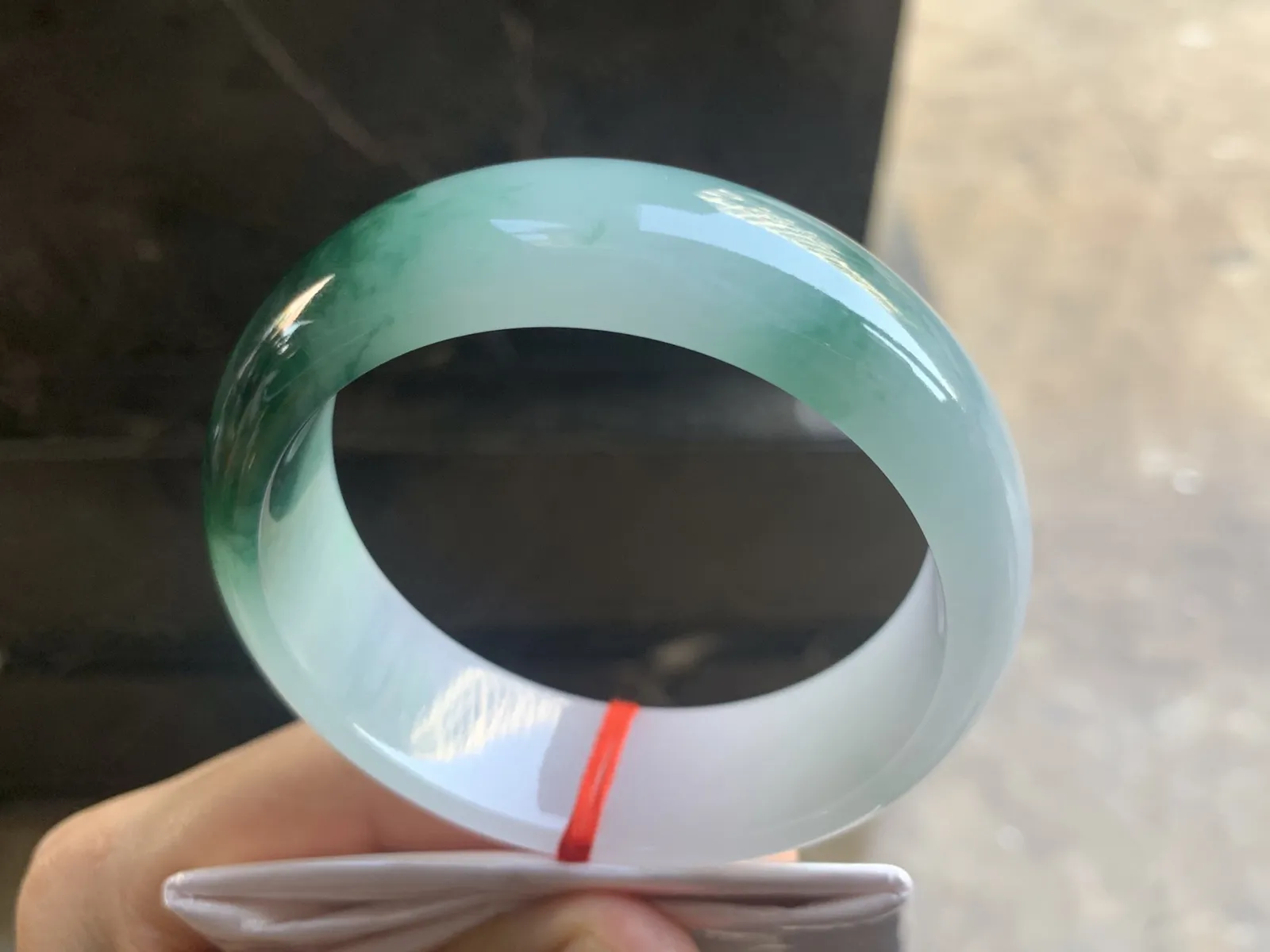 60-19.7-8.6mm
飘花宽版手镯 底子细腻 水润 花色漂亮 宽版大气