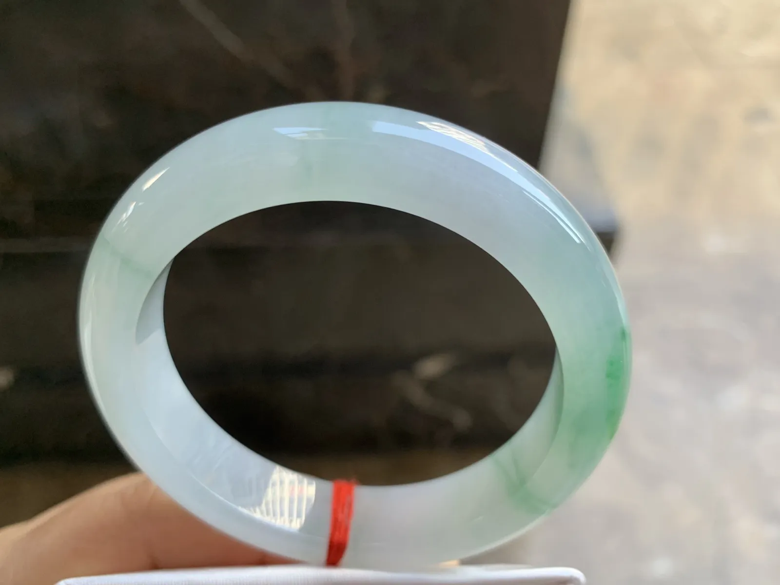 55.5-12.7-9mm
冰种飘绿手镯 水润光泽 花色漂亮