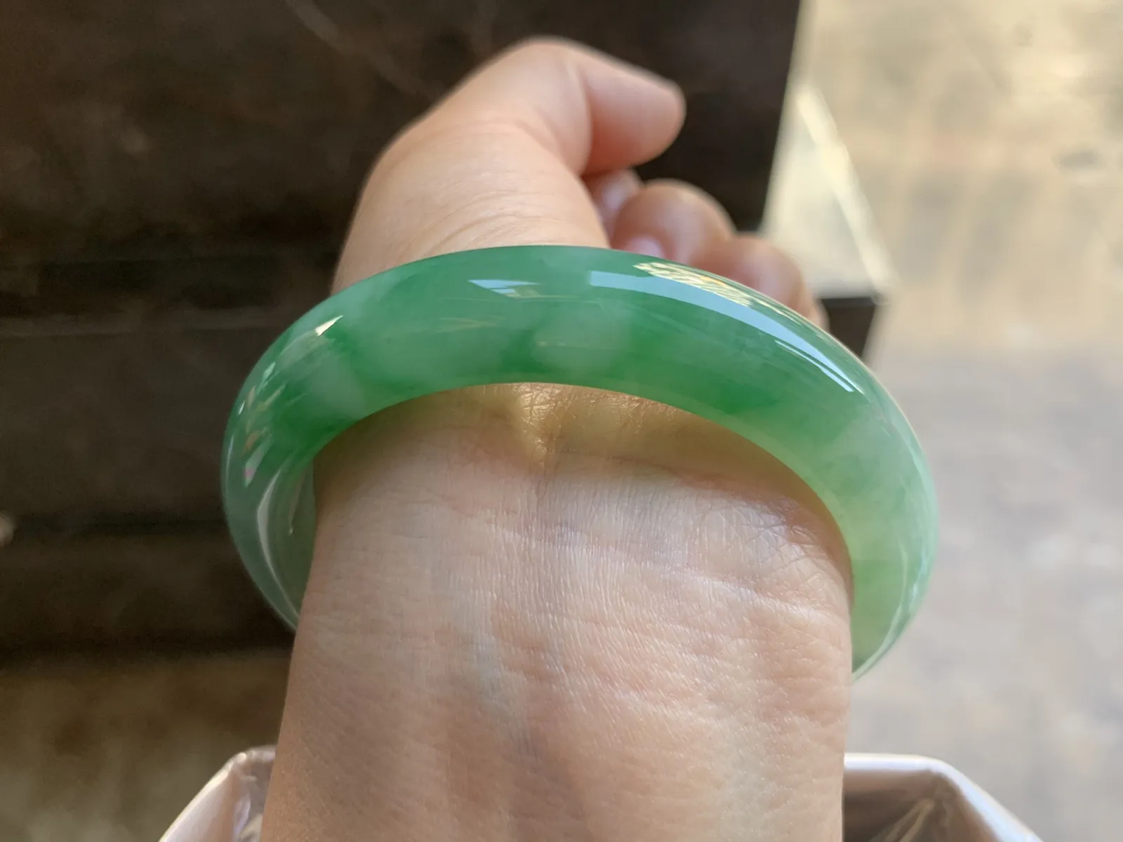 56-13-8.3mm
带色手镯 底子细腻 颜色漂亮