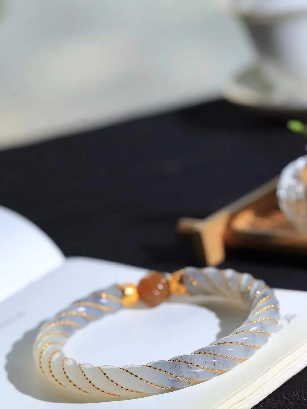 【麻花.手镯】

精品和田玉三色18k金镶嵌麻花手镯，玉质温润细腻，做工精湛，昆仑雪色凝作绕指柔，双